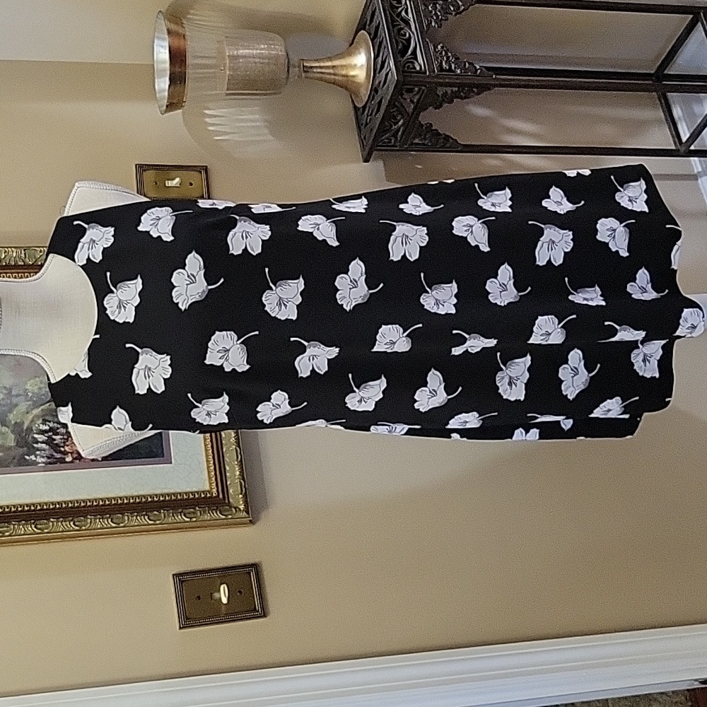 Anne Klein black white floral sleeveless dress Fully lined stretch Size 8 EUC…
